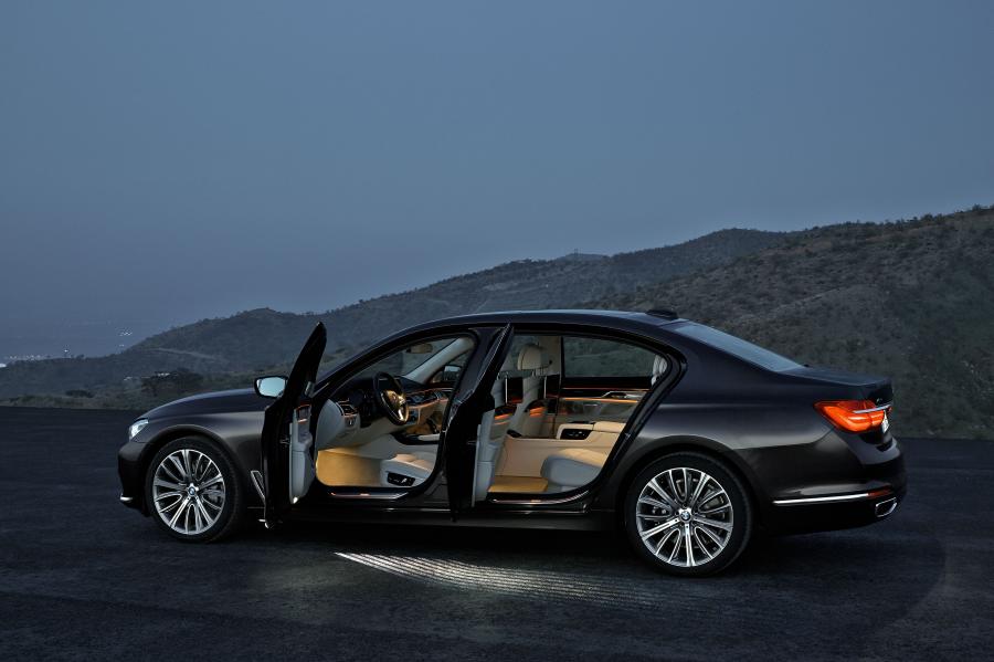  BMW 750Li xDrive 2015 года  (фото 21 из 41)